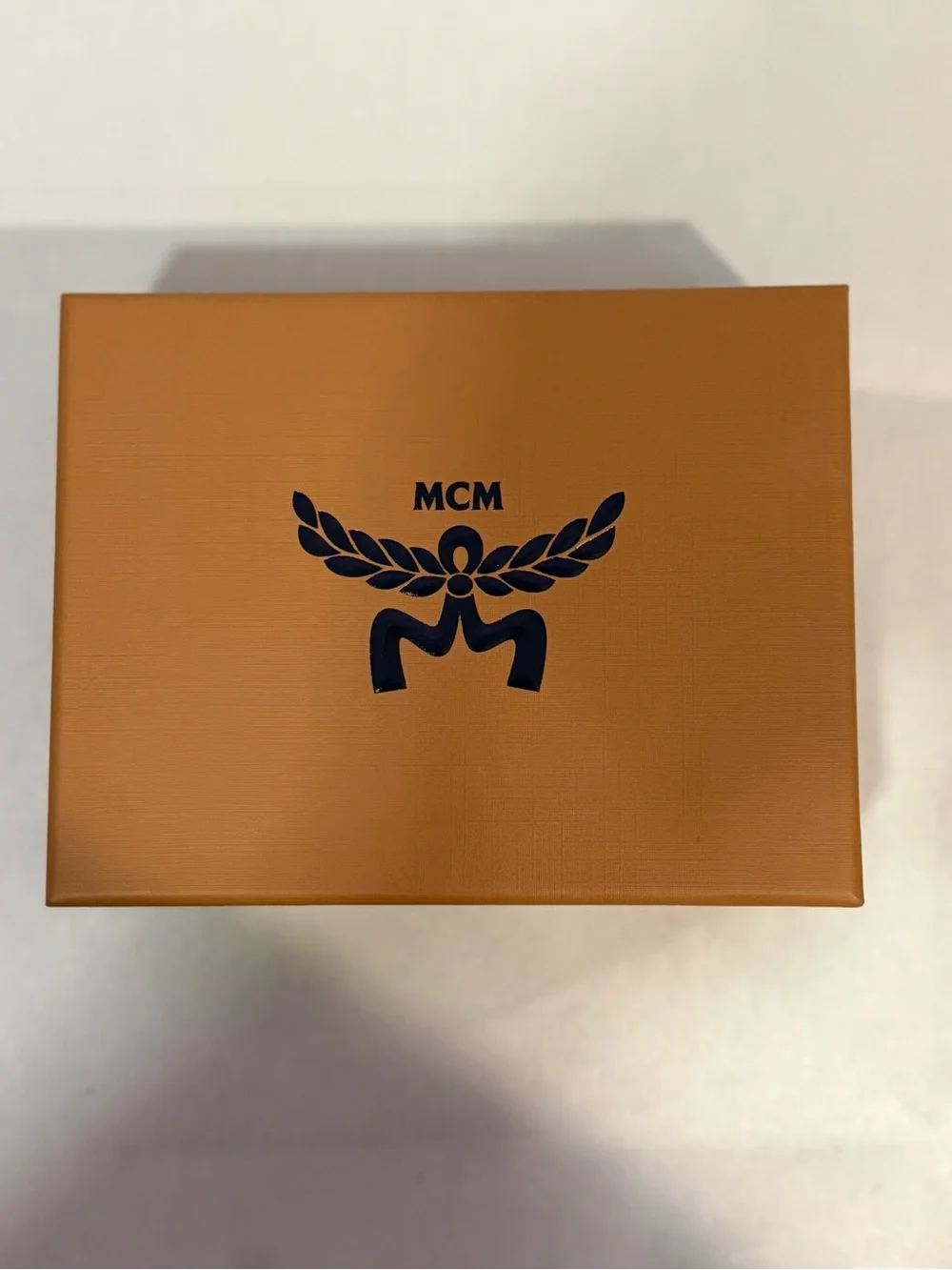 MCM (COGNAC 3 POCKET CARD CASE WALLET IN VISETOS ORIGINAL OVERSIZED LOGO BNWT